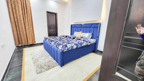 vacationbuddy 3 br home paschim vihar jwala heri