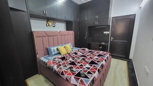 vacationbuddy 3 br home paschim vihar jwala heri