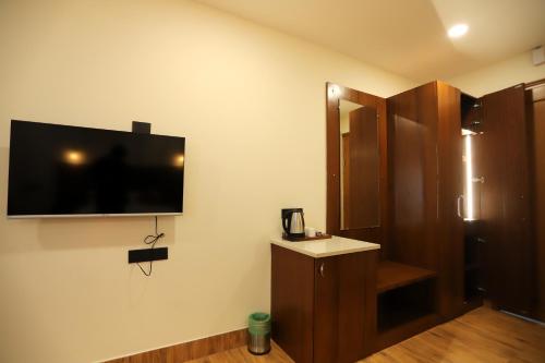 Hotel Dhingra Inn,,3 star