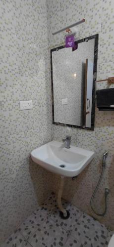 Aura Crimson Vistas,,3 star