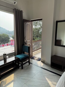 nirvana riverside resort