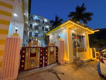 nirvana riverside resort
