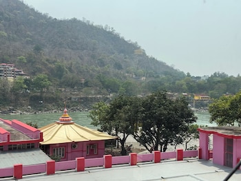 nirvana riverside resort