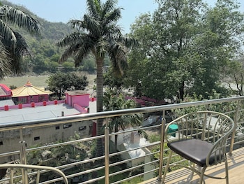 nirvana riverside resort