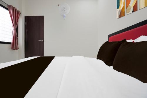 Hotel O Mid-Night Inn,,3 star