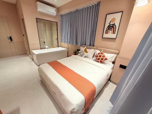 Hotel Fun Regency,,3 star