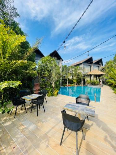 The Bali House,,3 star