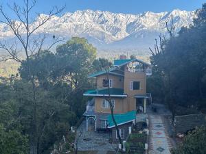 The Kuthouse,,4 star