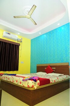dhamstay hotel savashi near temple puri