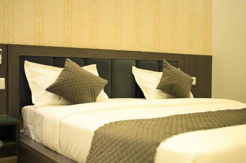 The Carnation Mound,,2 star