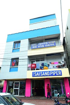 dhamstay hotel sai sandpiper near beach