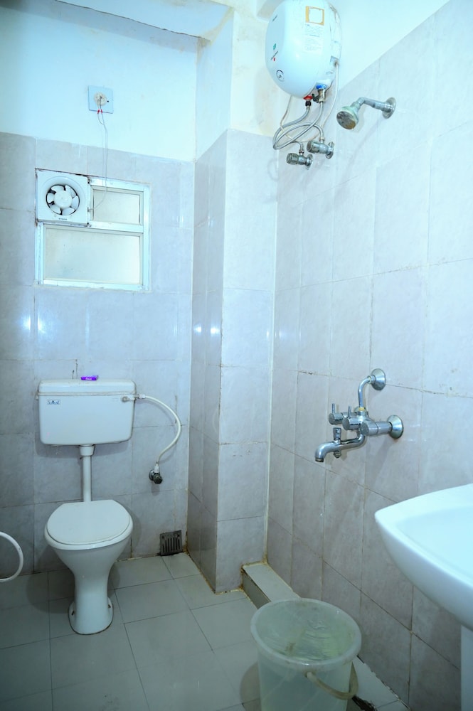 dhamstay hotel sai sandpiper near beach