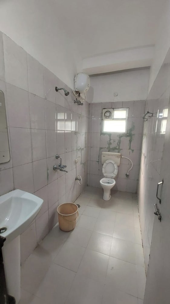 dhamstay hotel sai sandpiper near beach