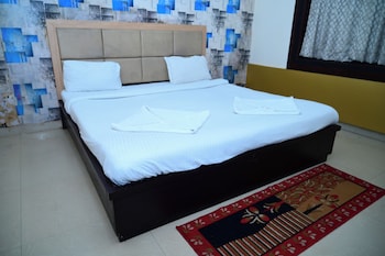 dhamstay hotel sai sandpiper near beach