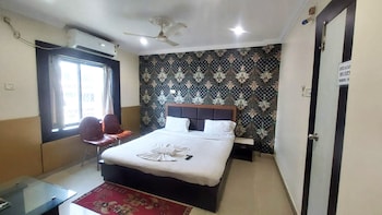 dhamstay hotel sai sandpiper near beach