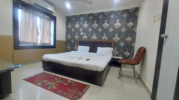 dhamstay hotel sai sandpiper near beach