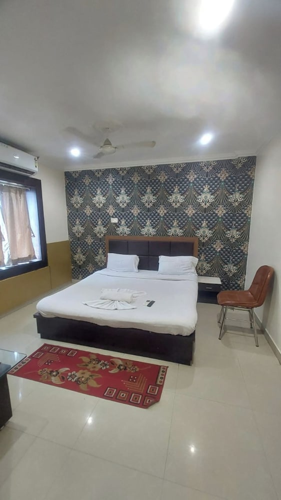 dhamstay hotel sai sandpiper near beach