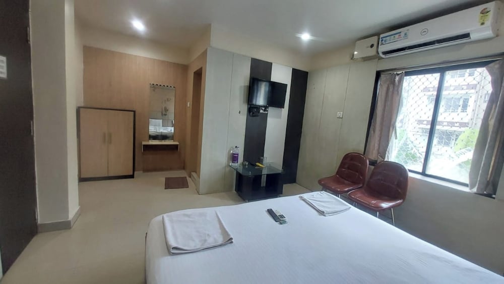 dhamstay hotel sai sandpiper near beach