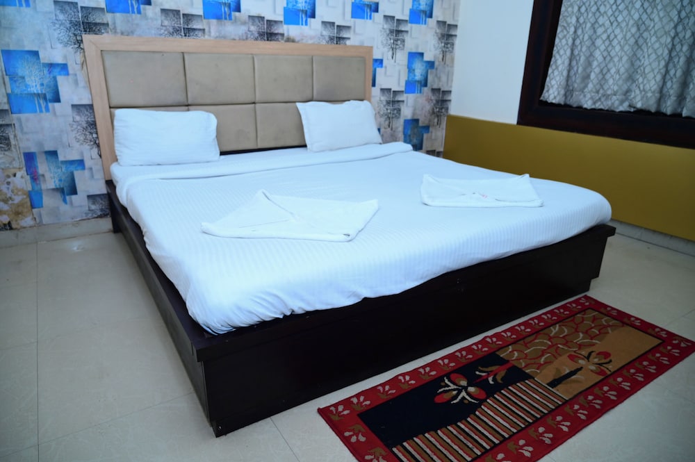 dhamstay hotel sai sandpiper near beach