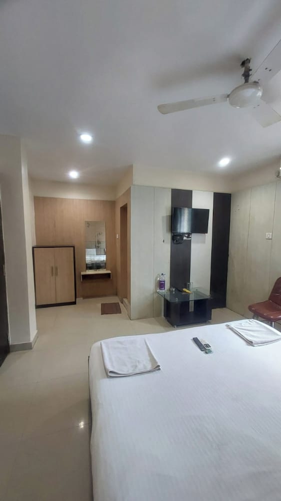dhamstay hotel sai sandpiper near beach