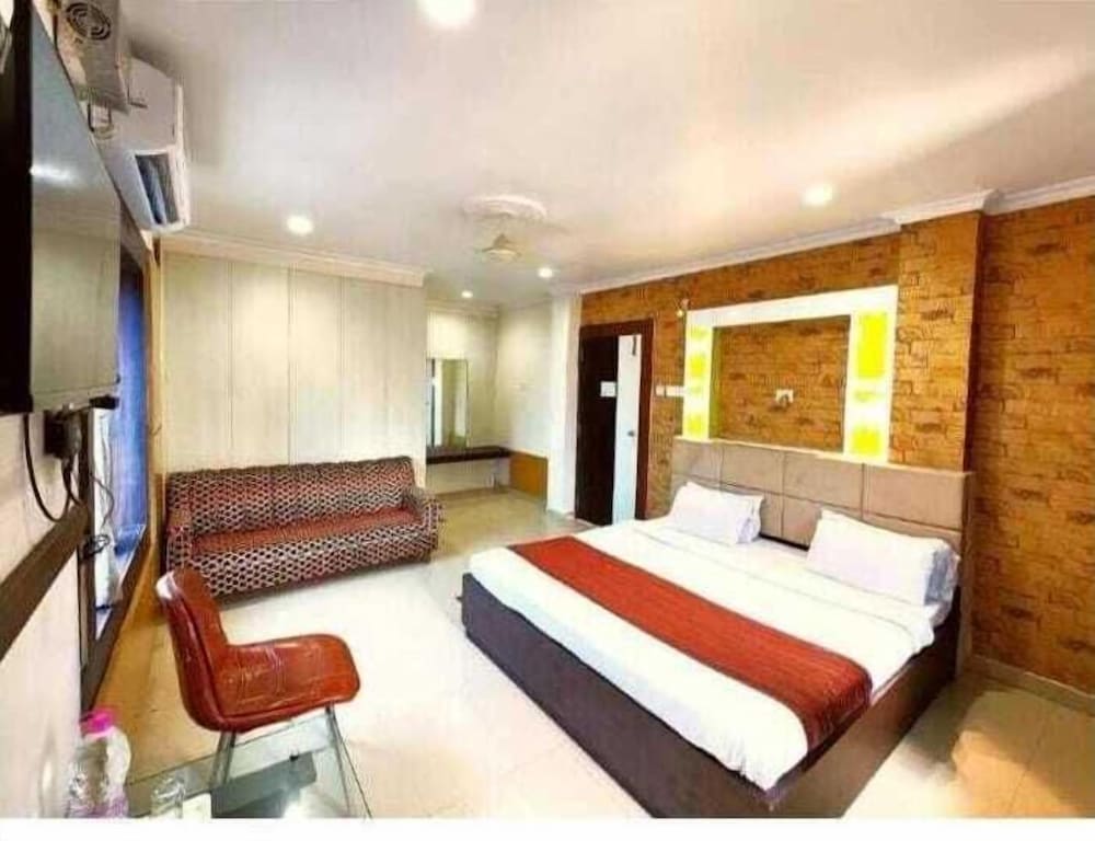 dhamstay hotel sai sandpiper near beach