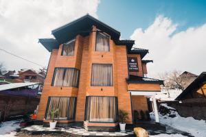 chinar wood cottage