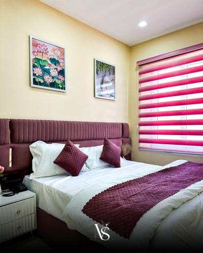 The Velvet Stay,,3 star