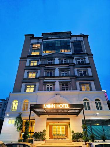 moon hotel