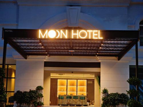 moon hotel