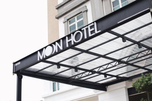 moon hotel