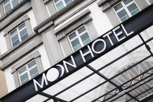 moon hotel