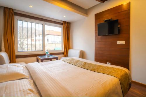 Nova Mayfield Hotel At Mall Road,,2 star