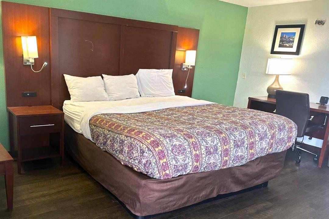 hillcrest motel by oyo aurora in near lawrenceburg