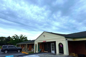 Hillcrest Motel By Oyo Aurora In Near Lawrenceburg,,3 star