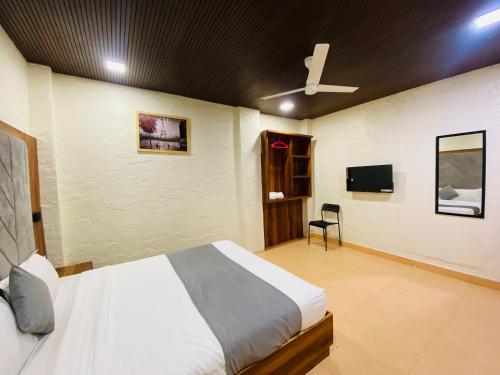 Hotel Avk Stay Near Versova Beach,,3 star