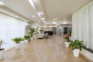 hotel urban oasis near millennium metro