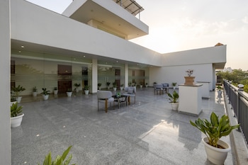 hotel urban oasis near millennium metro