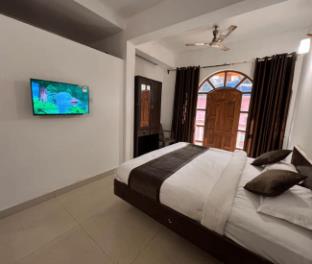 aura rooms and swimming pool calangute