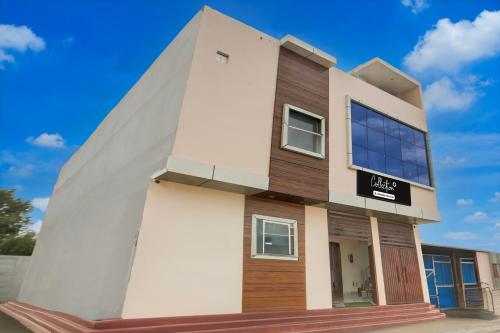 collection o kalyanpur metro station