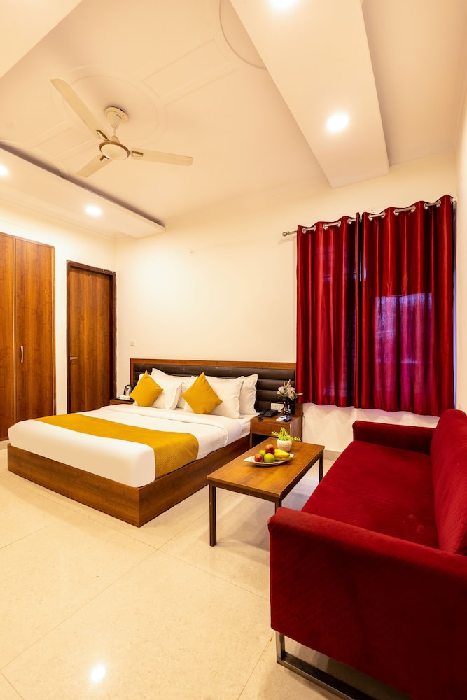 hotel the classic inn noida sec 70