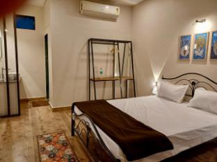 seafront beach cottage alibag