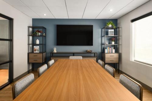 atwell suites belgrade bozeman airport by ihg