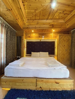 nezer hostel and roof top cafe