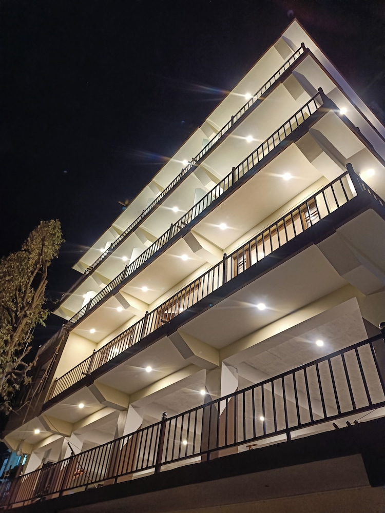 hotel luxeevista by navodayans