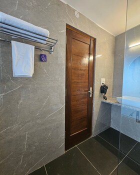 hotel luxeevista by navodayans