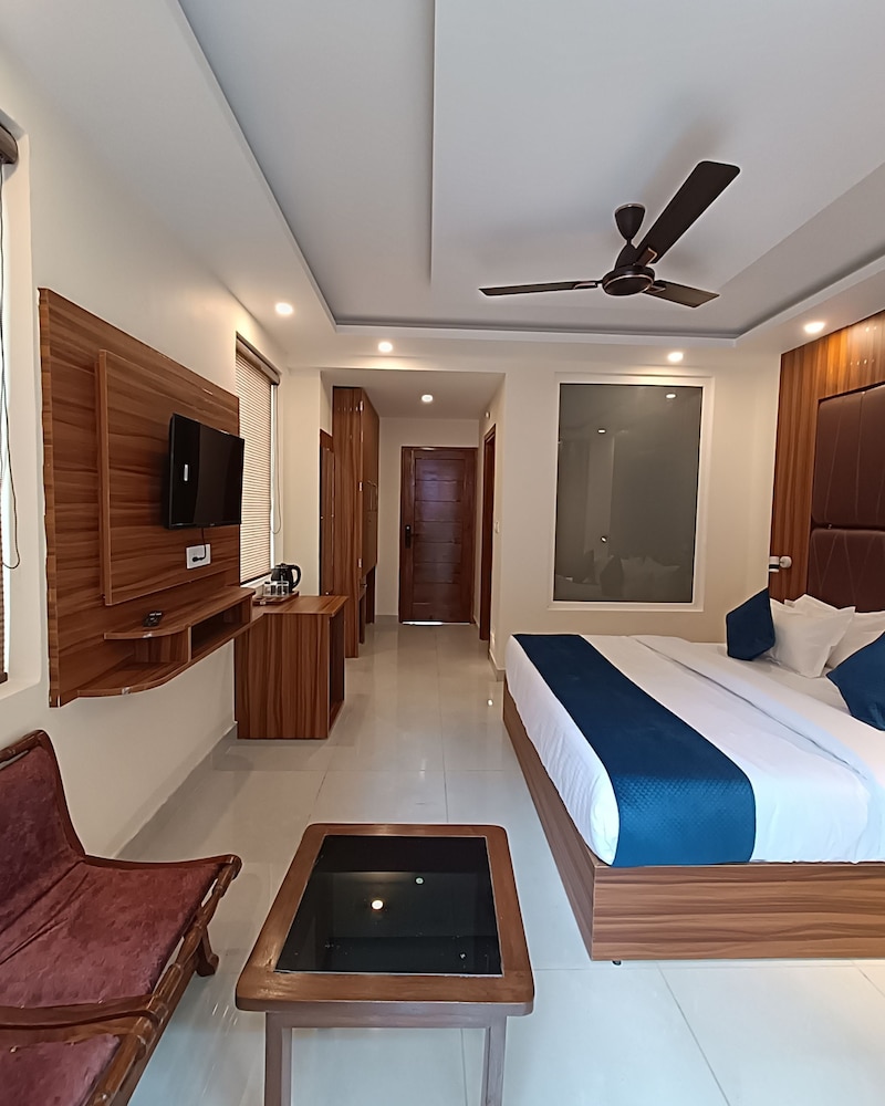 hotel luxeevista by navodayans