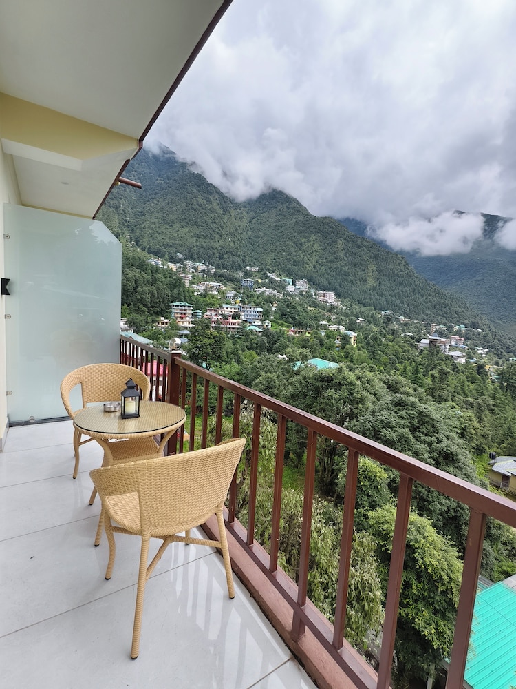 hotel luxeevista by navodayans