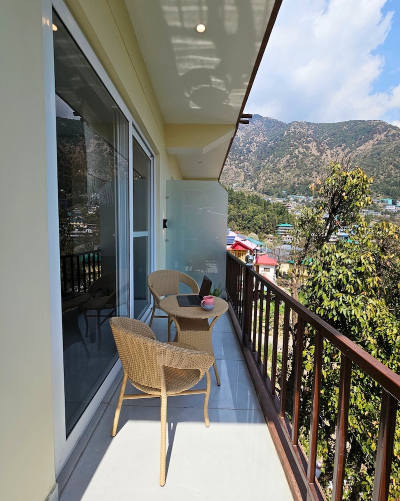 hotel luxeevista by navodayans