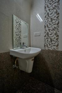 beach edge calangute