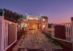 vihanis western clouds by voye homes